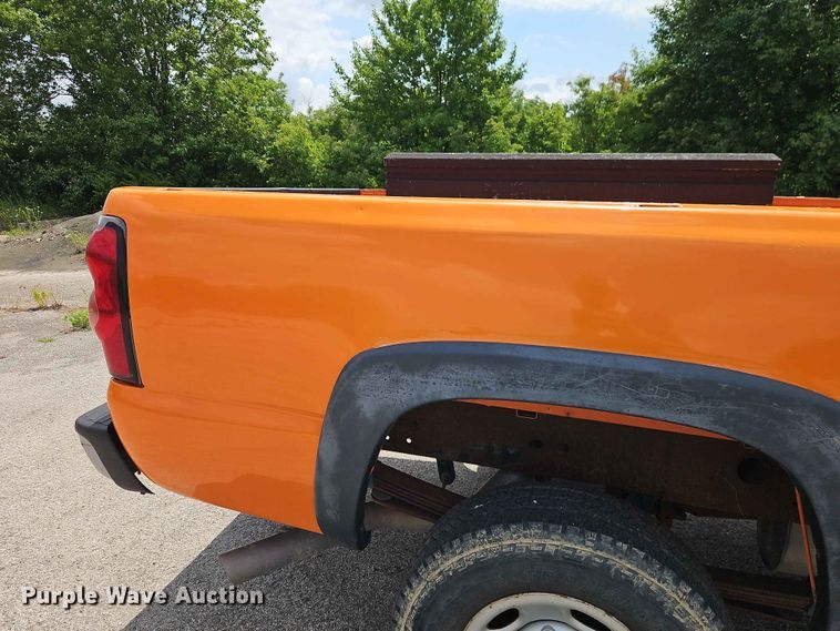 image for item FN5712 2004 Chevrolet Silverado 2500HD pickup truck