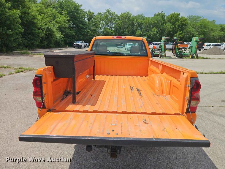 image for item FN5712 2004 Chevrolet Silverado 2500HD pickup truck