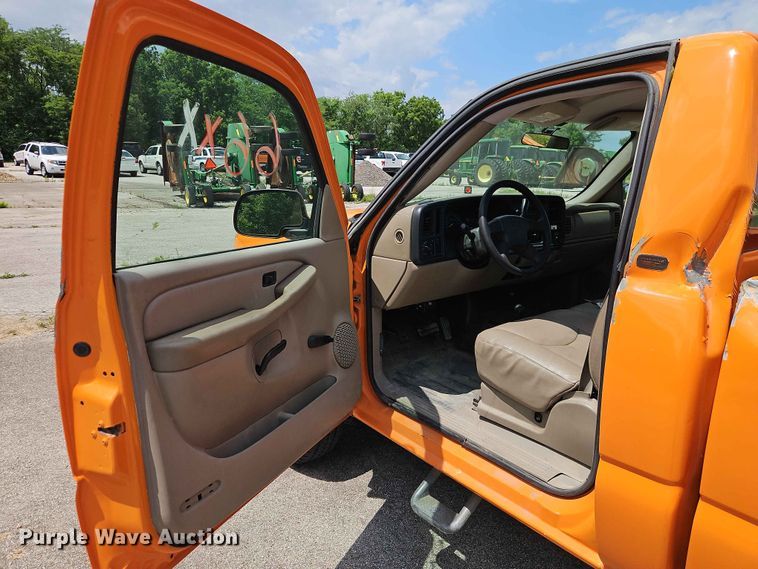 image for item FN5712 2004 Chevrolet Silverado 2500HD pickup truck