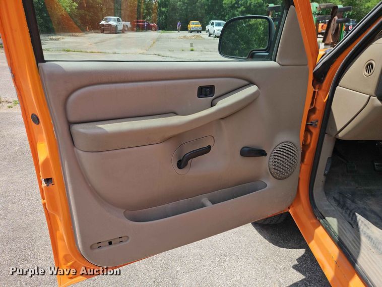 image for item FN5712 2004 Chevrolet Silverado 2500HD pickup truck