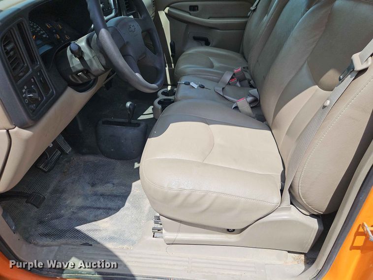 image for item FN5712 2004 Chevrolet Silverado 2500HD pickup truck