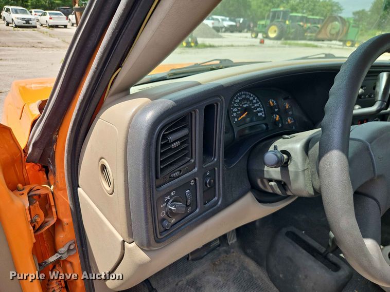image for item FN5712 2004 Chevrolet Silverado 2500HD pickup truck