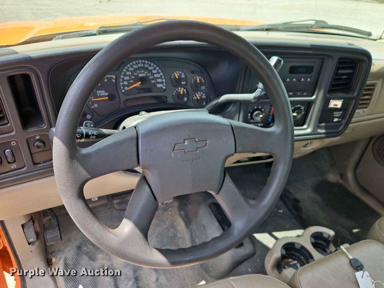 image for item FN5712 2004 Chevrolet Silverado 2500HD pickup truck