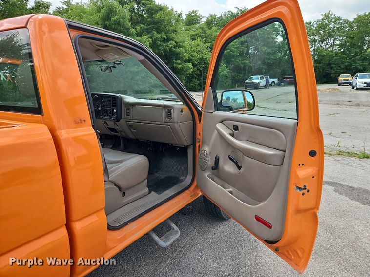 image for item FN5712 2004 Chevrolet Silverado 2500HD pickup truck
