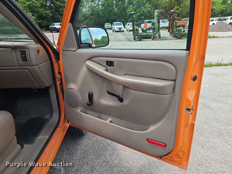 image for item FN5712 2004 Chevrolet Silverado 2500HD pickup truck