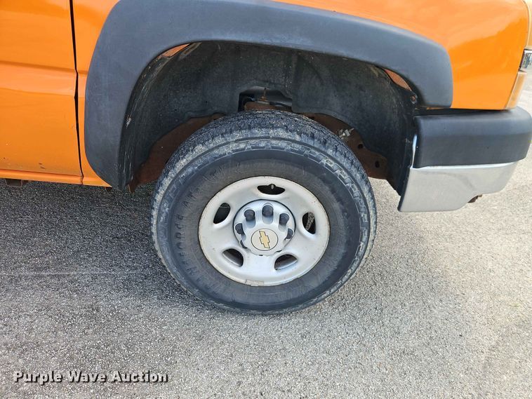 image for item FN5712 2004 Chevrolet Silverado 2500HD pickup truck