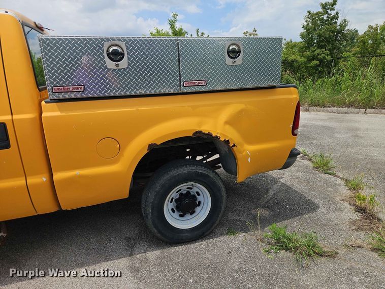 image for item FN5715 2003 Ford F250 Super Duty Crew Cab pickup truck