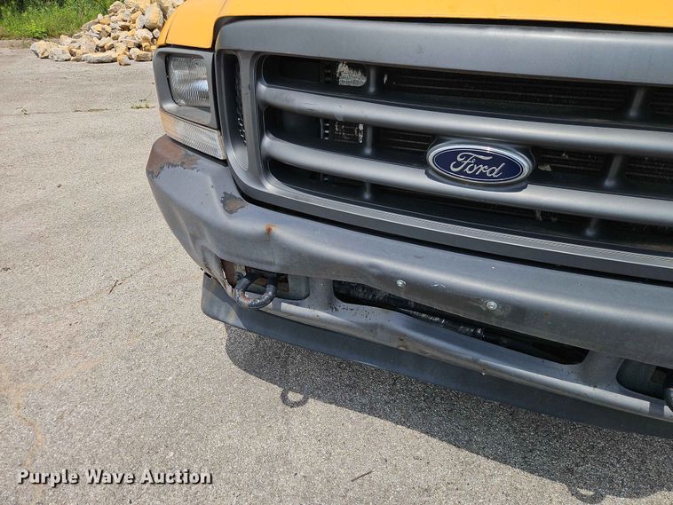 image for item FN5715 2003 Ford F250 Super Duty Crew Cab pickup truck