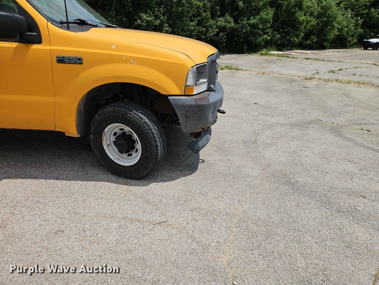 image for item FN5715 2003 Ford F250 Super Duty Crew Cab pickup truck