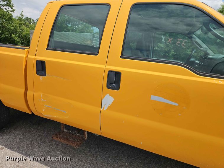 image for item FN5715 2003 Ford F250 Super Duty Crew Cab pickup truck