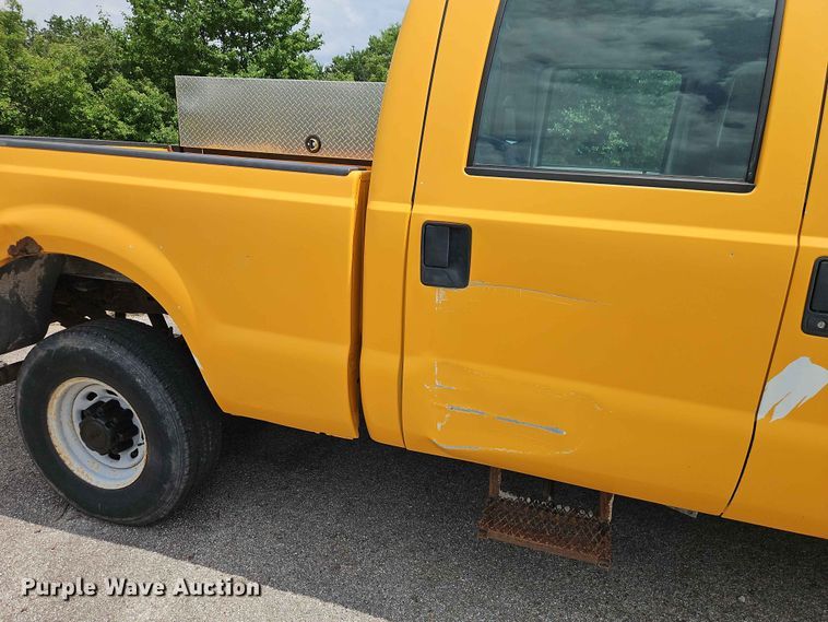 image for item FN5715 2003 Ford F250 Super Duty Crew Cab pickup truck