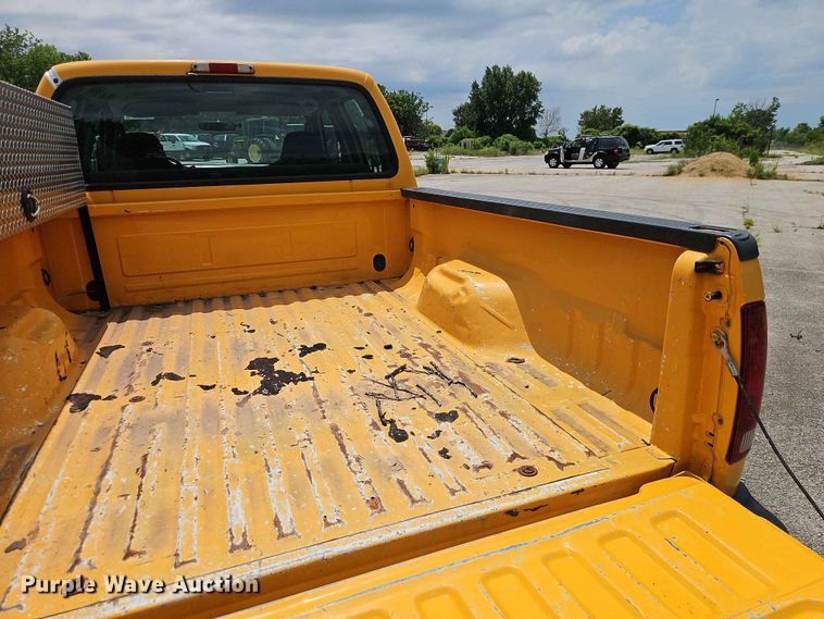 image for item FN5715 2003 Ford F250 Super Duty Crew Cab pickup truck