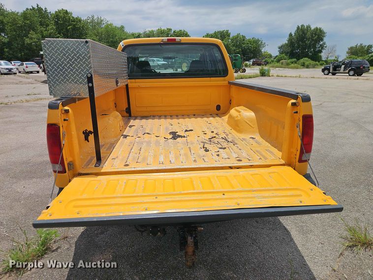 image for item FN5715 2003 Ford F250 Super Duty Crew Cab pickup truck