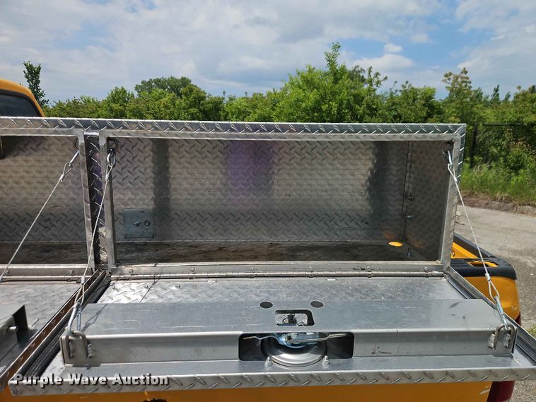 image for item FN5715 2003 Ford F250 Super Duty Crew Cab pickup truck