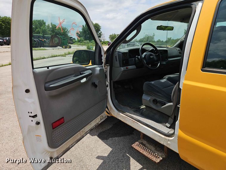 image for item FN5715 2003 Ford F250 Super Duty Crew Cab pickup truck