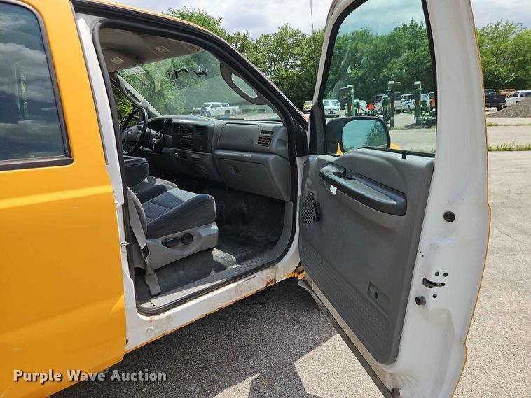 image for item FN5715 2003 Ford F250 Super Duty Crew Cab pickup truck