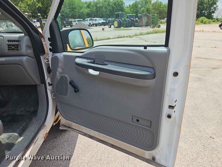 image for item FN5715 2003 Ford F250 Super Duty Crew Cab pickup truck