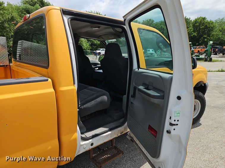 image for item FN5715 2003 Ford F250 Super Duty Crew Cab pickup truck