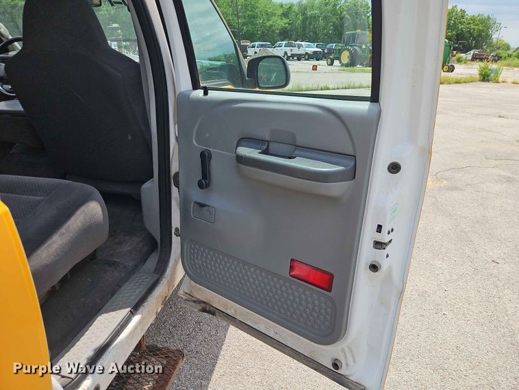 image for item FN5715 2003 Ford F250 Super Duty Crew Cab pickup truck