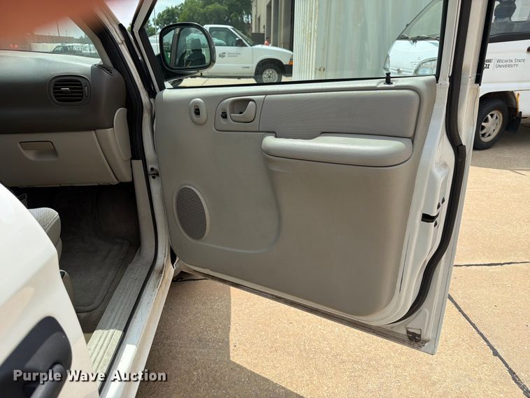 image for item NA9501 2006 Dodge Caravan van