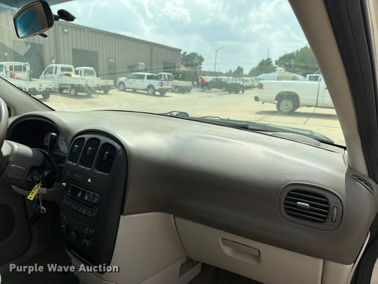 image for item NA9501 2006 Dodge Caravan van
