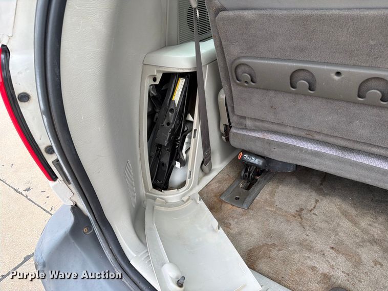 image for item NA9501 2006 Dodge Caravan van
