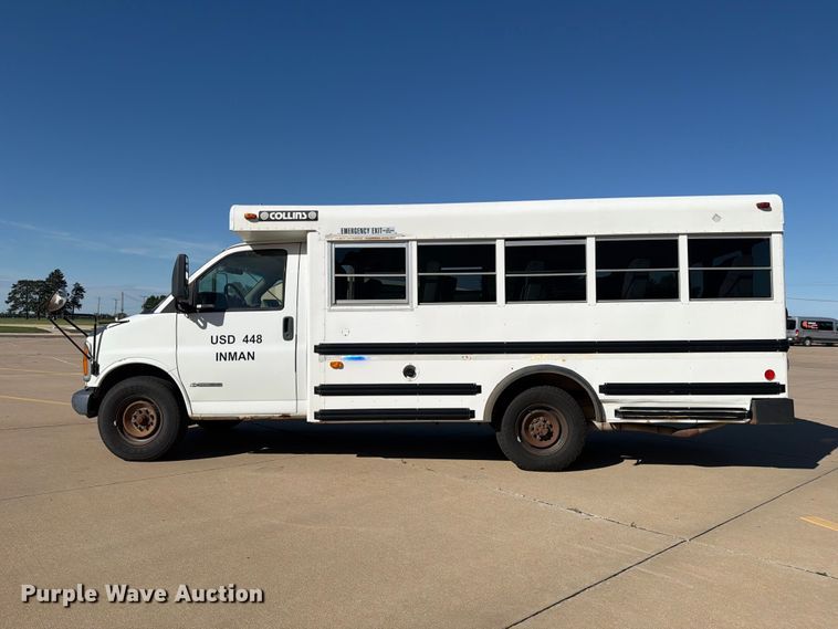 image for item NA9542 2001 Chevrolet Express 3500 shuttle bus
