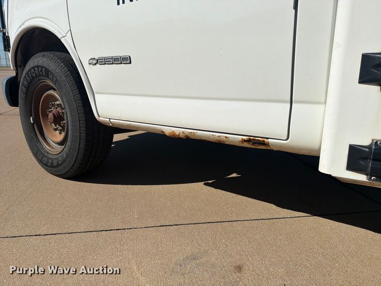 image for item NA9542 2001 Chevrolet Express 3500 shuttle bus