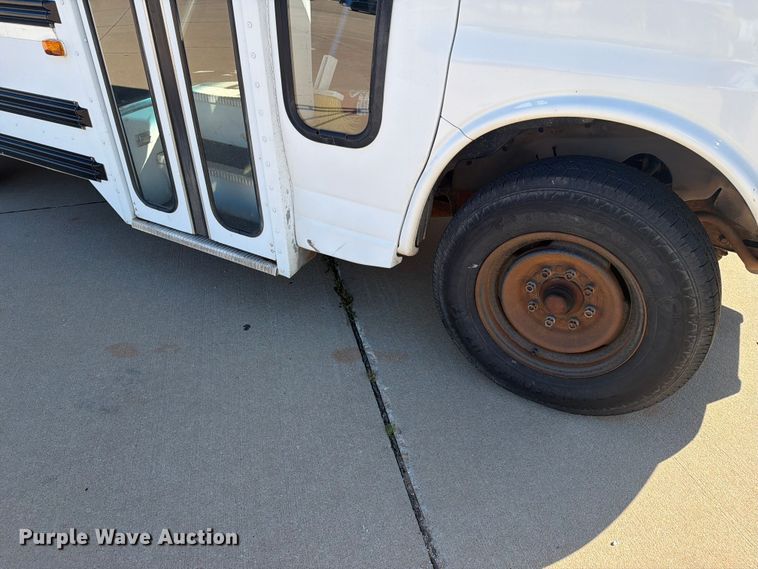 image for item NA9542 2001 Chevrolet Express 3500 shuttle bus