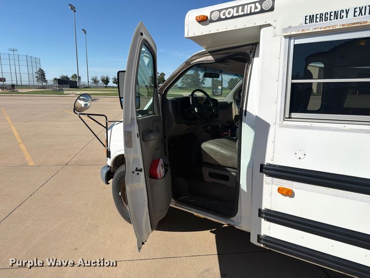 image for item NA9542 2001 Chevrolet Express 3500 shuttle bus