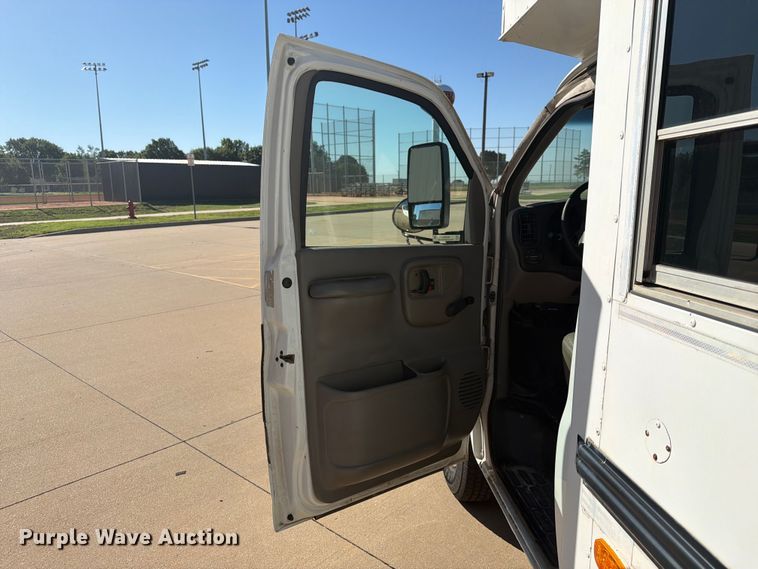 image for item NA9542 2001 Chevrolet Express 3500 shuttle bus