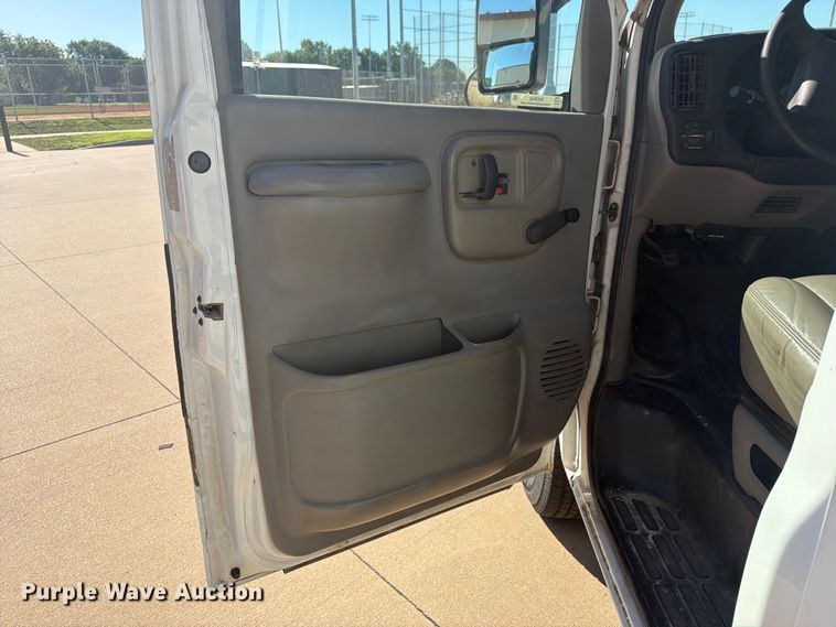image for item NA9542 2001 Chevrolet Express 3500 shuttle bus