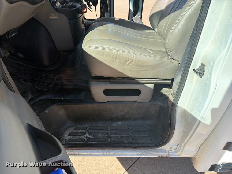 image for item NA9542 2001 Chevrolet Express 3500 shuttle bus