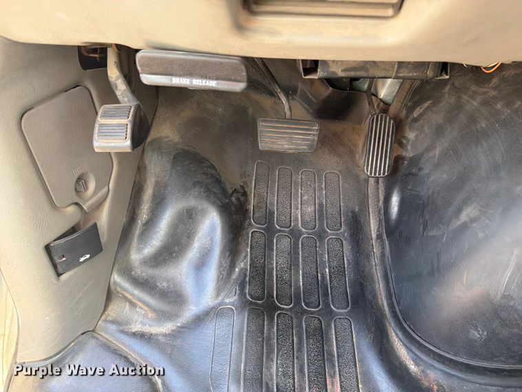 image for item NA9542 2001 Chevrolet Express 3500 shuttle bus