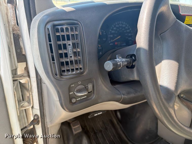 image for item NA9542 2001 Chevrolet Express 3500 shuttle bus