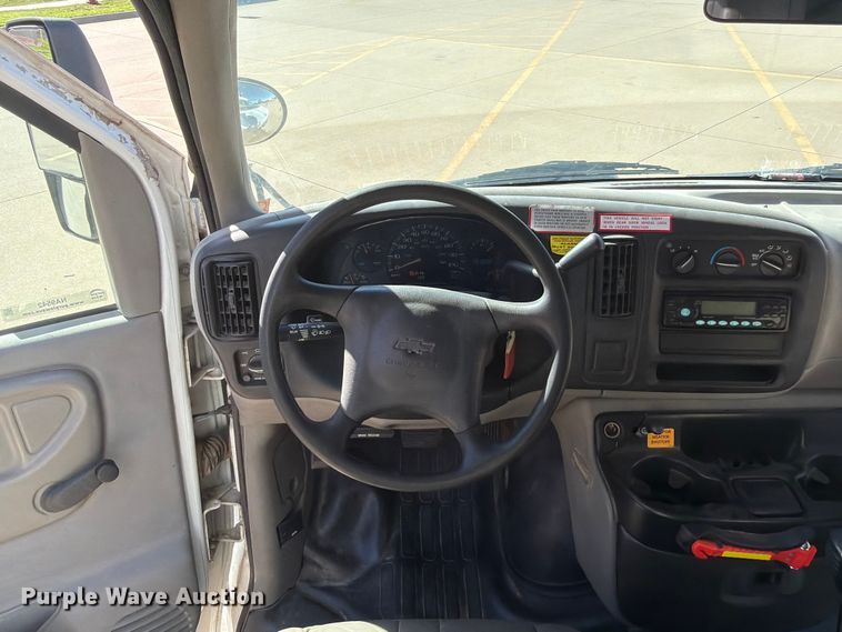 image for item NA9542 2001 Chevrolet Express 3500 shuttle bus