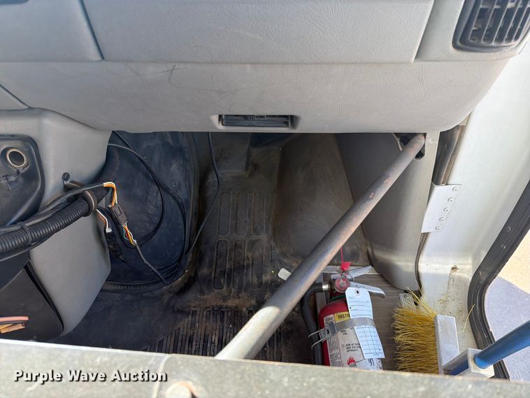 image for item NA9542 2001 Chevrolet Express 3500 shuttle bus