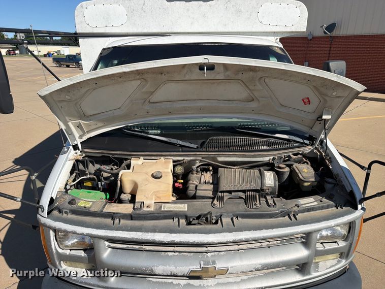 image for item NA9542 2001 Chevrolet Express 3500 shuttle bus