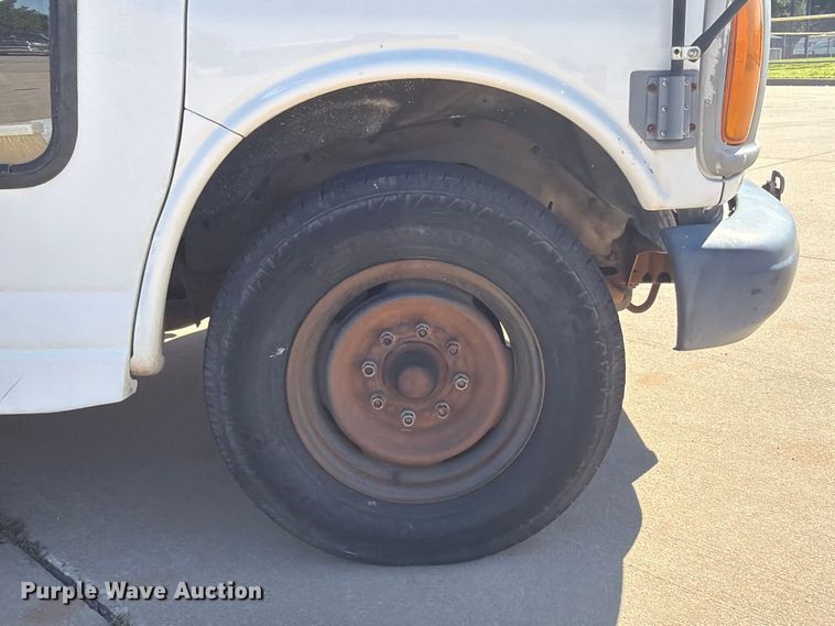 image for item NA9542 2001 Chevrolet Express 3500 shuttle bus