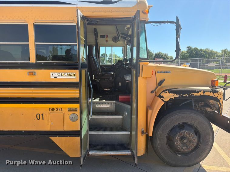 image for item NA9543 2002 Chevrolet B7 school bus