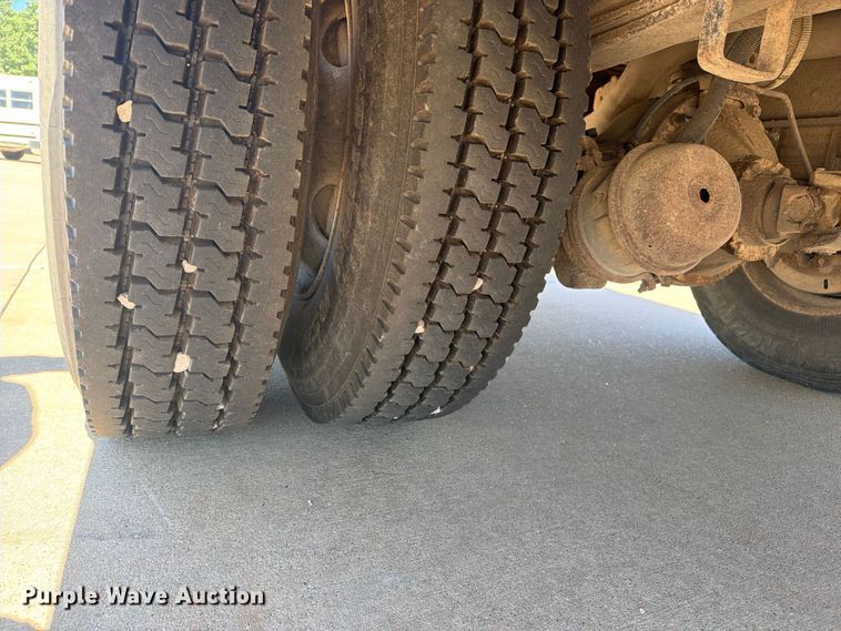 image for item NA9543 2002 Chevrolet B7 school bus