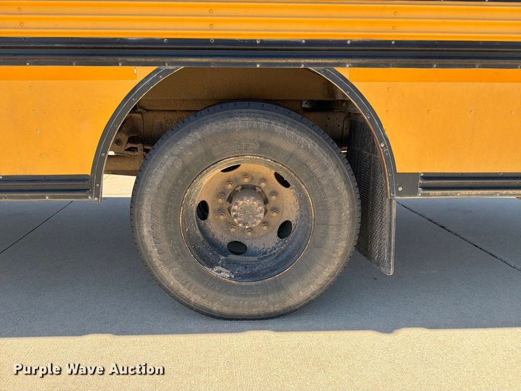 image for item NA9543 2002 Chevrolet B7 school bus