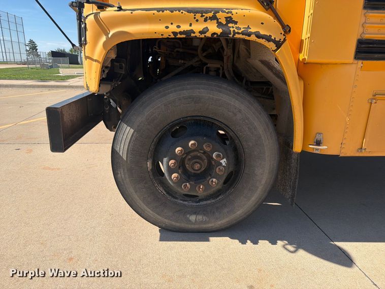 image for item NA9543 2002 Chevrolet B7 school bus