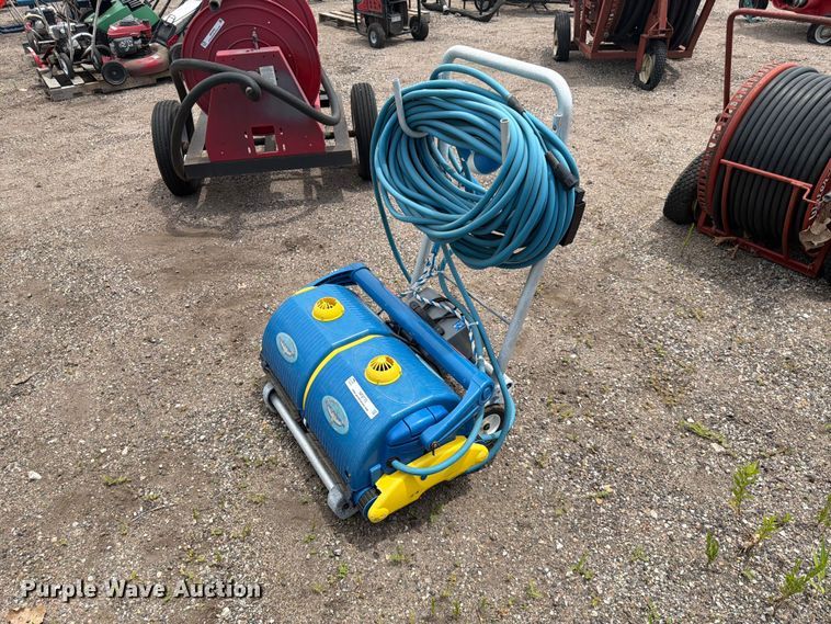 image for item NF9770 Gemini pool cleaner