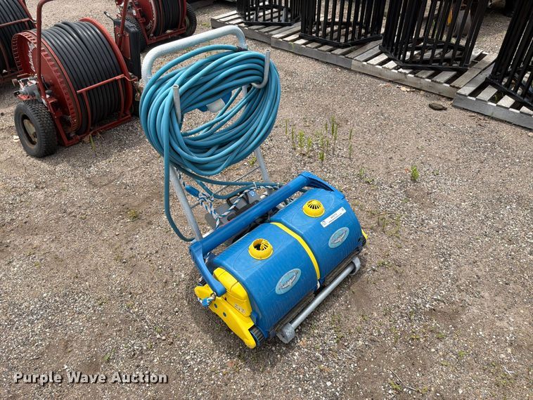 image for item NF9770 Gemini pool cleaner