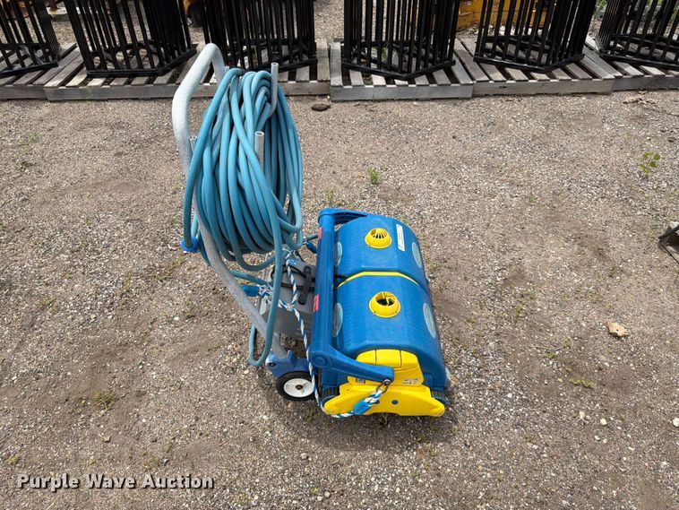 image for item NF9770 Gemini pool cleaner