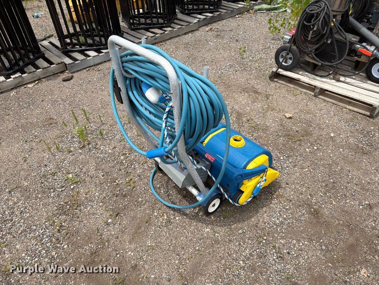 image for item NF9770 Gemini pool cleaner