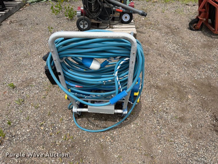 image for item NF9770 Gemini pool cleaner