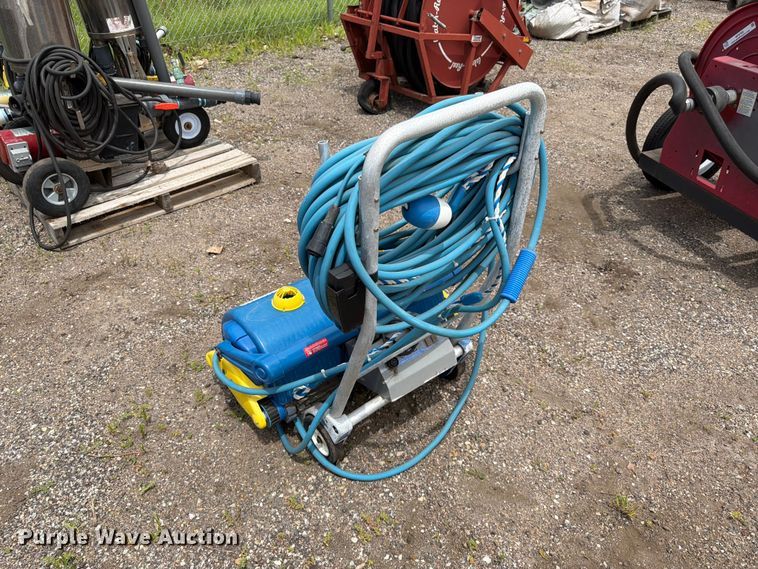 image for item NF9770 Gemini pool cleaner