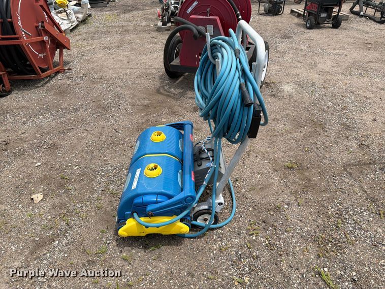image for item NF9770 Gemini pool cleaner